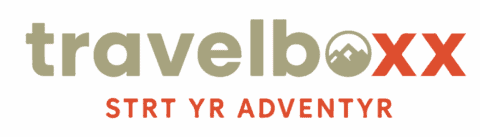 Das "travelboxx" Logo mit kräftiger Schrift, Berg-Icons im "o" und rotem Slogan-ideal für Pickup Camper- und Offroad-Fans. Travelboxx - Tiny House Wohnkabinen